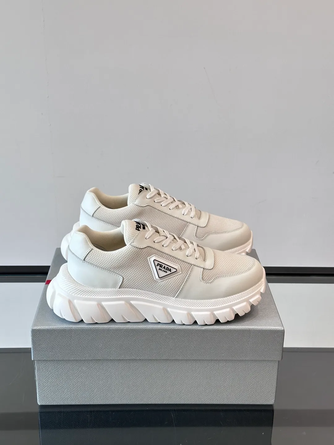 p440 "PRAD＊" men's new soft leather casual sneakers. This sneaker is made of Napa cowhide. The leather is soft and delicate, with a natural texture, which improves breathability. The rubber triangle logo on the outside embellishes the shoe body. The tongue and heel are decorated with brand letter logo details. Ultra-lightweight 6cm concave and convex rubber thick sole with PRADA letter logo on the side and cowhide lining. It feels comfortable on the foot and is exquisite and versatile! Size: 38-44 (45.46 customized)